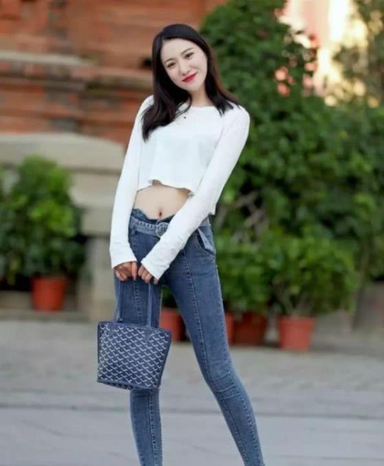  美女|街拍：皎若秋月的美女，身穿黑色上衣配牛仔长裤，时尚大气