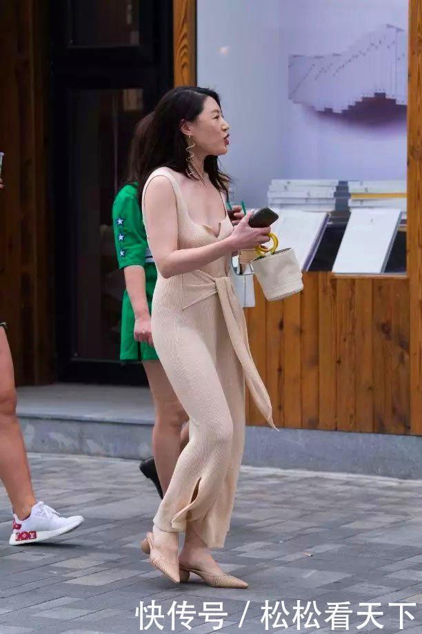  「指数」美女穿超美的超短睡衣裙，自带时髦指数，气场十足