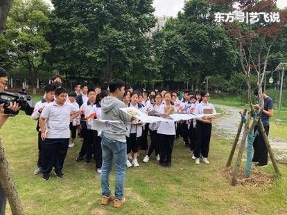 武汉市七一中学的百名师生来到解放公园研