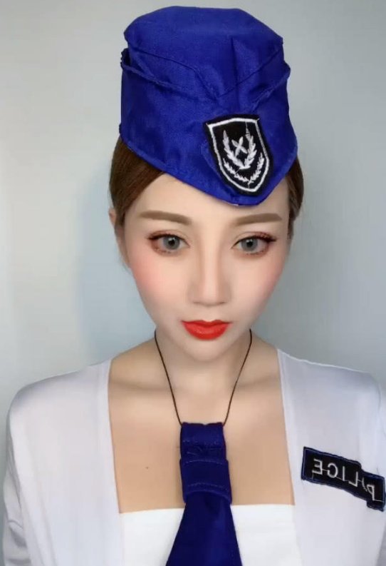 空姐展示“易容术”，当她卸妆后，网友:吓得我不敢谈恋爱!