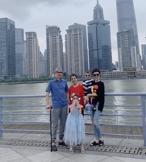 『凹凸』金巧巧身材真好!穿嫩粉色典雅旗袍秀凹凸好身材,富豪老公像陪衬