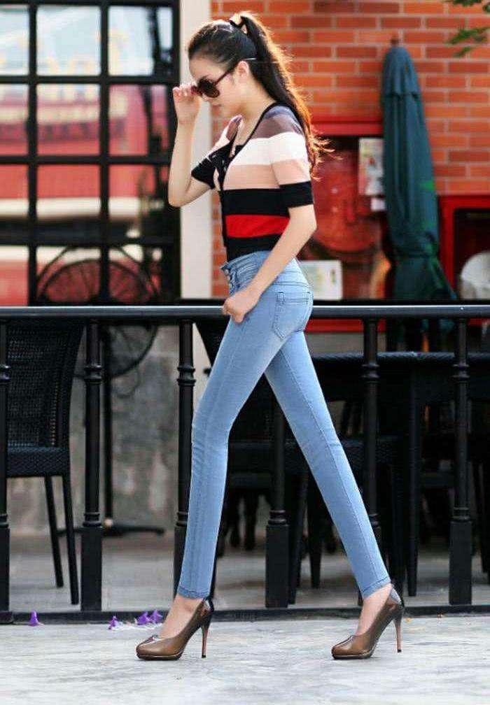 紧身裤显得那么美丽大方，整体散发着一种低调优雅的淑女气质