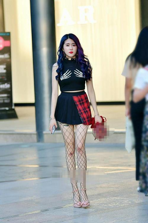 街拍：超有气质的小姐姐，连衣裙下性感S曲线堪称完美！