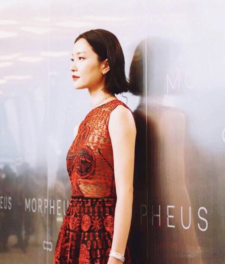 有点惊艳!一席红色的连衣裙，杜鹃尽显高贵典雅