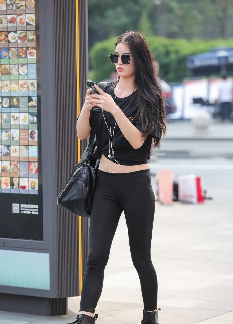 轻熟小姐姐展现完美身姿，低腰紧身裤展现完美A4腰，凹凸臀线丰盈