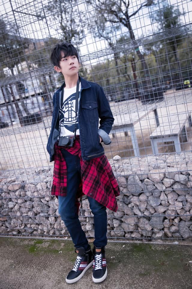 拿下中戏表演第一的易烊千玺，牛仔搭配小白T，稳重的高能少年