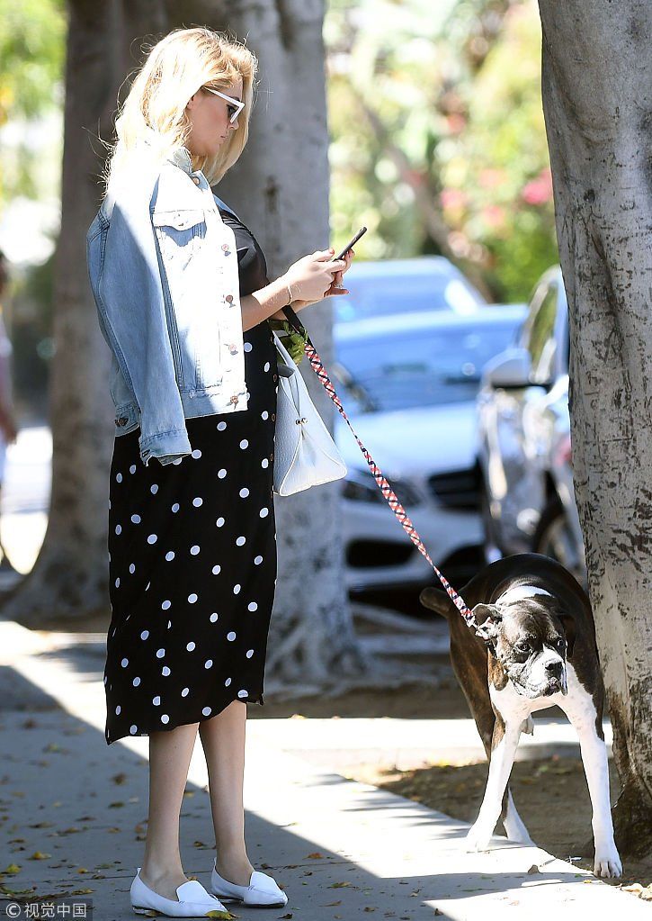超模凯特阿普顿婚后越发性感秀酥胸长腿  仰头“雄赳赳”遛狗“阔