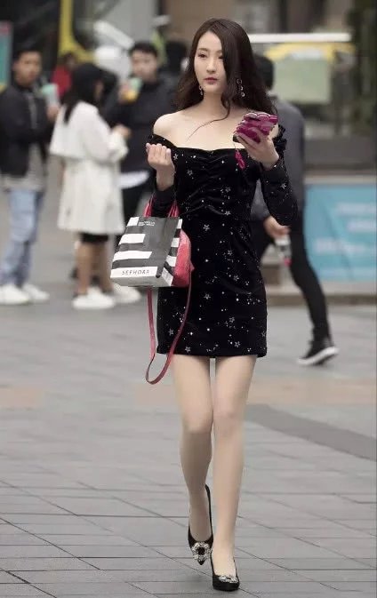 气质小姐姐穿白色丝袜尽显大长腿,第一次见到这么细长的美腿