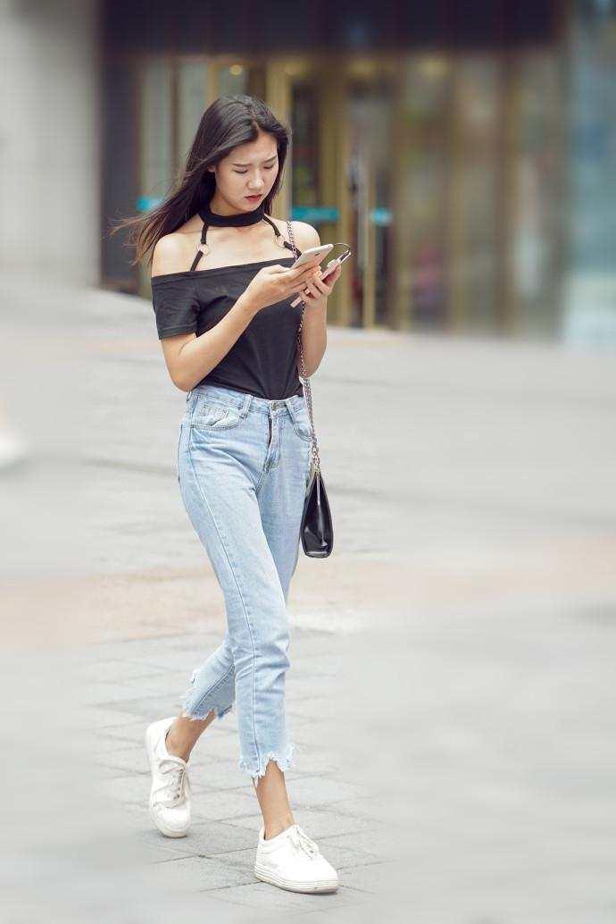 重庆街拍: 黑色凸显好身材 网友: 喜欢第四个小姐姐的干净利落