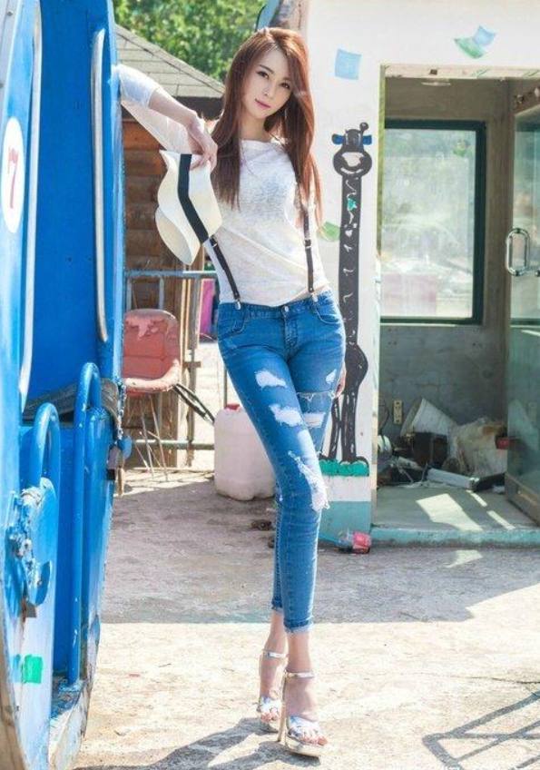 紧身牛仔裤造就曼妙身姿，尽显小女人的气质！