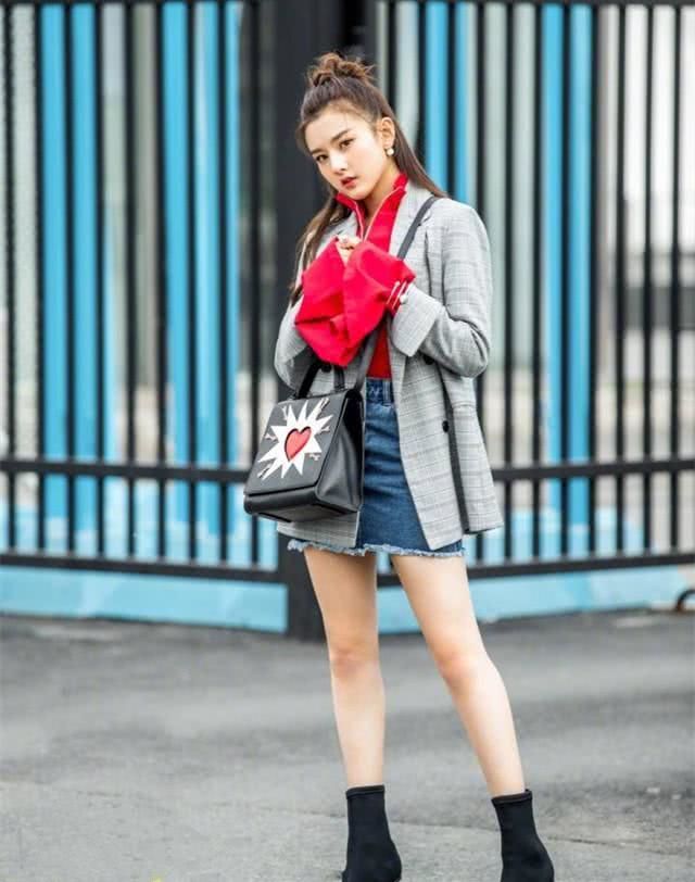 20岁宋祖儿真会穿，西装搭卫衣简直美炸了，网友：这腿看了想跪