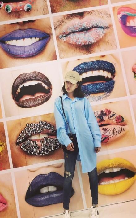 马苏心真大，整身造型就扣着一颗扣子，到场嘉宾全都看慌神了