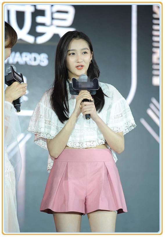 当34岁佟丽娅和21岁关晓彤同穿粉色短裤,网友:不是年轻就能赢!