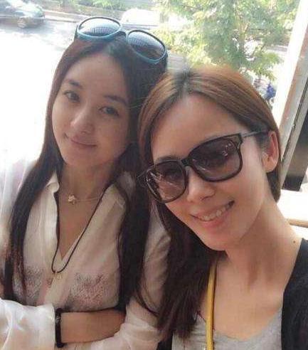 赵丽颖与闺蜜同游泰国, 素颜照被晒出, 网友怒批: 幻想破灭