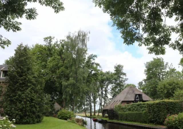 荷兰最“奇特”的村庄,700年来没修一条公路,出行方式让人羡慕