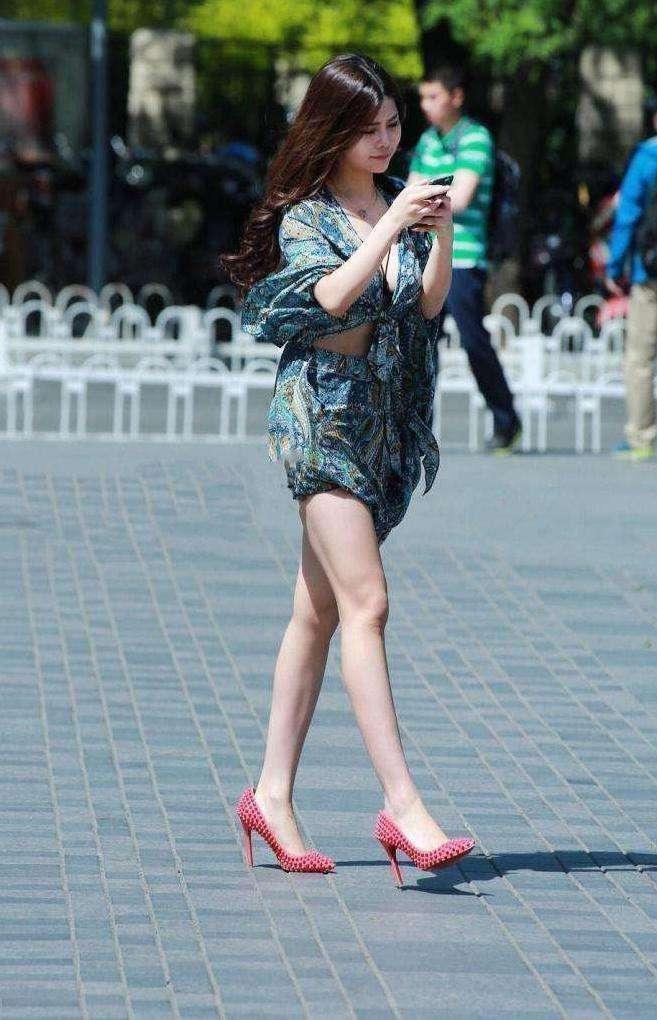 街拍美女：大风好像和美女有点过意不去