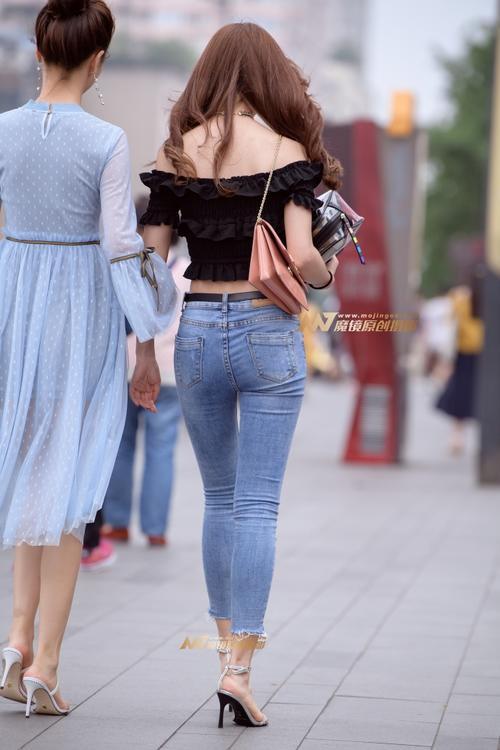 路人街拍，优雅的牛仔裤小姐姐，小露肚脐增加性感