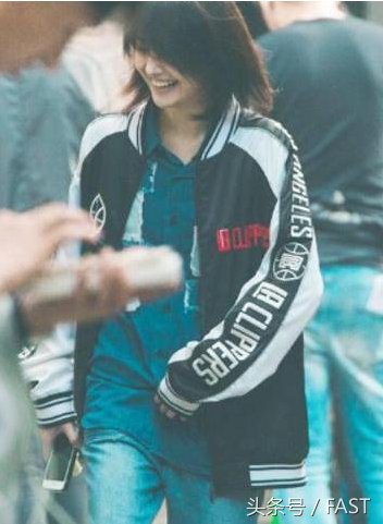 接地气只服郑爽!半截身都埋在土里了,网友:我奶奶都不会这么穿