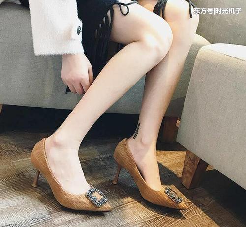 尖头修饰脚型线条，高跟鞋上脚显优雅女人味