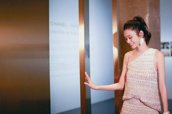 奚梦瑶真够拼的! 穿的裙子根本无法遮住 网友: 难怪空荡荡的!