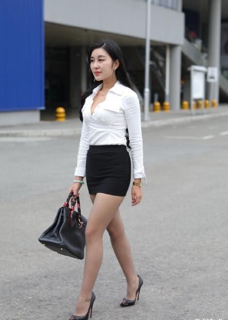  【美女】白衬衫美女很清纯, 薄袜只有一层影, 美到骨子里了