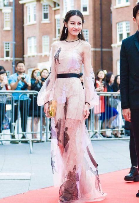 迪丽热巴身材好，几乎穿什么都好看，堪称“行走的衣架子”！