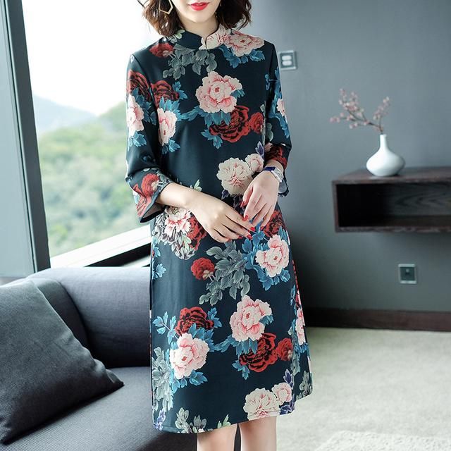 新发现，妈妈换上：中国风旗袍裙，看上去都不像50岁人，美爆了