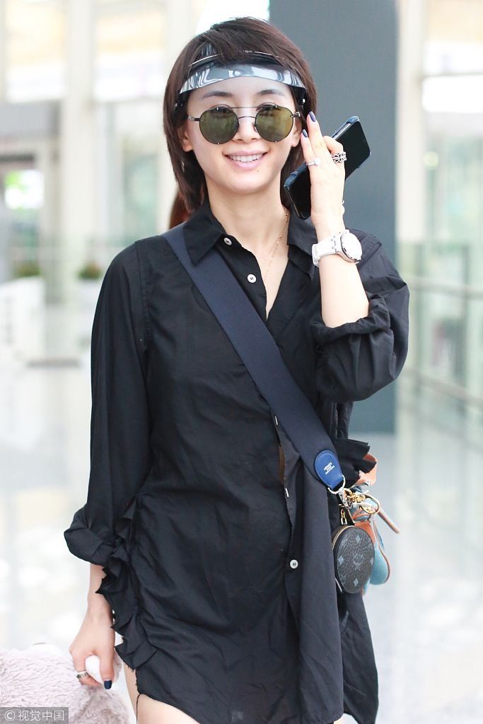 王子文戴遮阳帽时髦又帅气 抱玩偶玩下衣失踪秀美腿