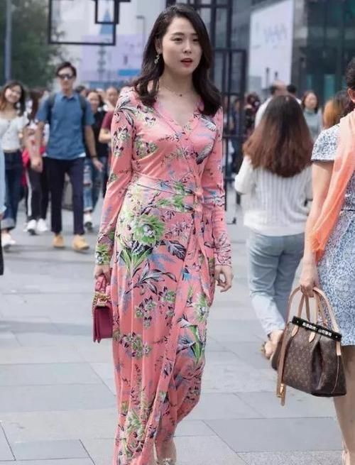  [碎花]街拍：面带微笑的美女，一条黑色碎花连衣裙，时尚达人气质