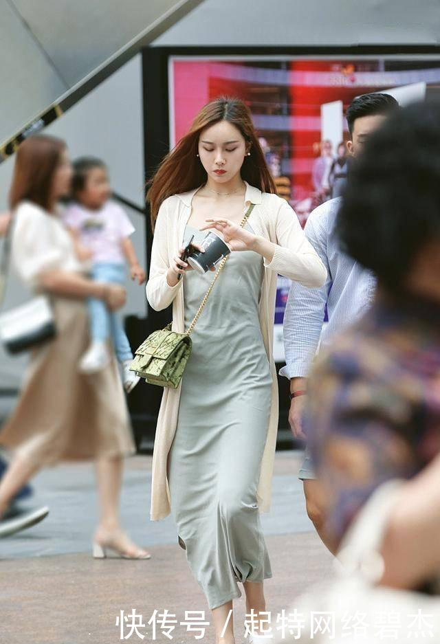  『适合』身材微胖的美女更适合穿打底裤，尽显清爽迷人的好身姿！