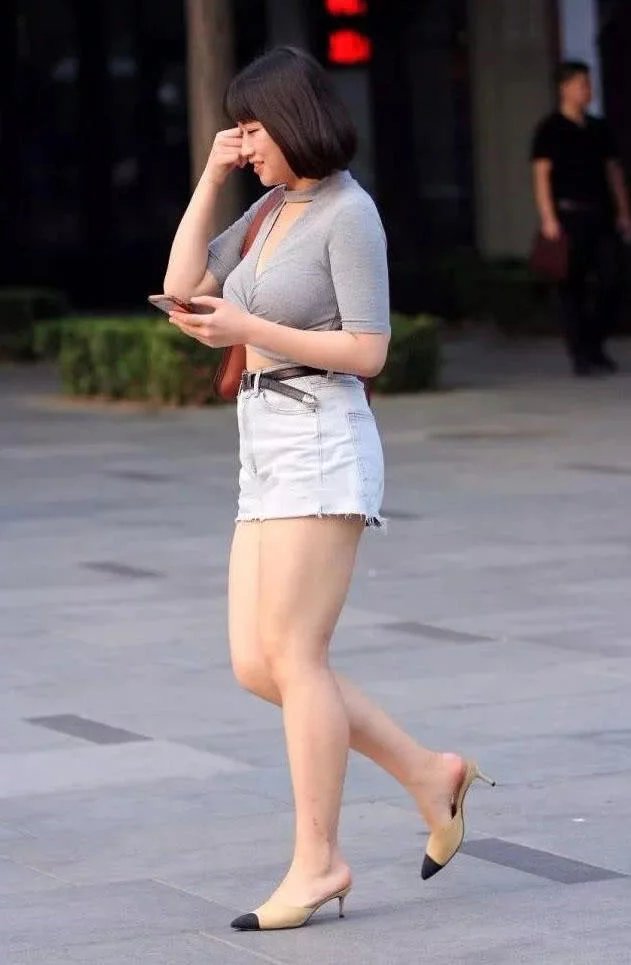 微胖熟女深领T恤裹出丰腴上围，走路摇摆姿态，散发出不羁的韵味