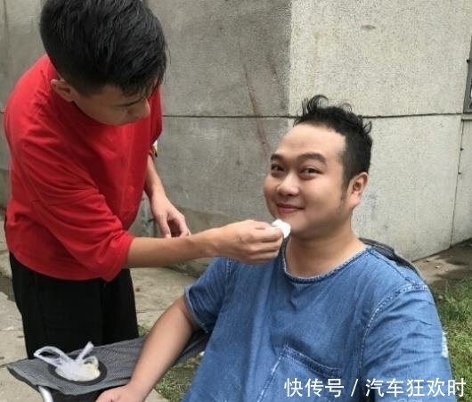  [身价]凭“包租婆怎么没水了”一炮而红，如今身价过亿，周星驰很尊敬他