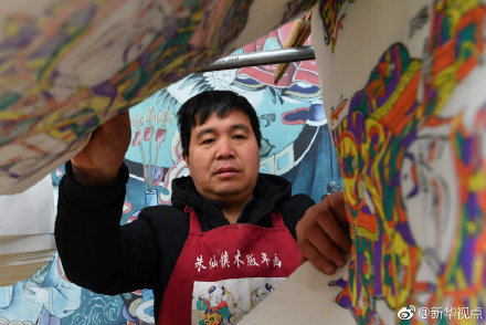 春节将至 又到木版年画艺人秀手艺的时候了