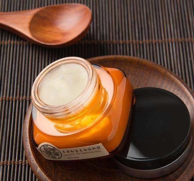 很多女性都“瞧不起”超市里2块钱的它，睡前擦一擦，完爆玻尿酸