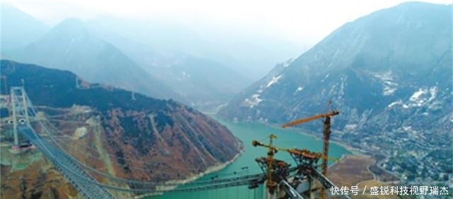 这座桥被称为是“中国式奇迹”，靠山拽住大桥，深入地下100多米