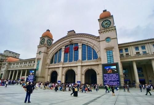  [经济意义]我国三大超级干线高铁，经过16个万亿俱乐部城市，连