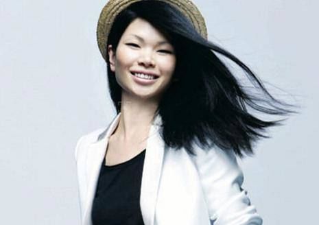  『值高』遭吐槽＂中国最丑＂超模，远嫁法国豪门，7岁混血儿子颜值高