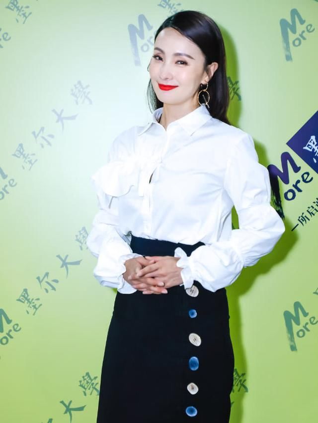 服了陶虹，一层黑纱搭配黑色皮裤有女人味，比关晓彤高级10倍！