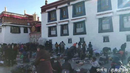 没有公路的旧西藏,藏民怎么翻山越岭磕长头?