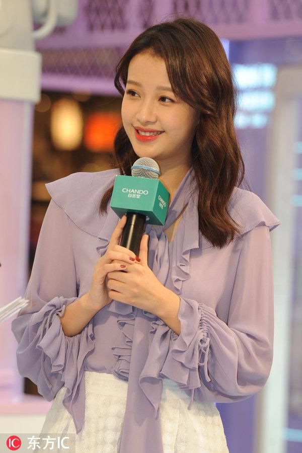 “辣妈”孙怡身穿紫色雪纺衫搭配白色短裙出席活动,少女气息十足