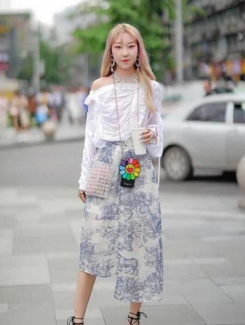  『气质』美女时尚街拍：空谷幽兰的美女，一条白色的连衣裙外搭皮外套，气息迷人范