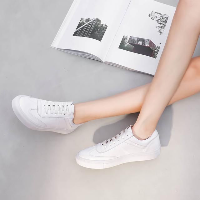 小姨45岁，入秋就穿“飞织小白鞋”，配上牛仔裤，美嫩不看年纪