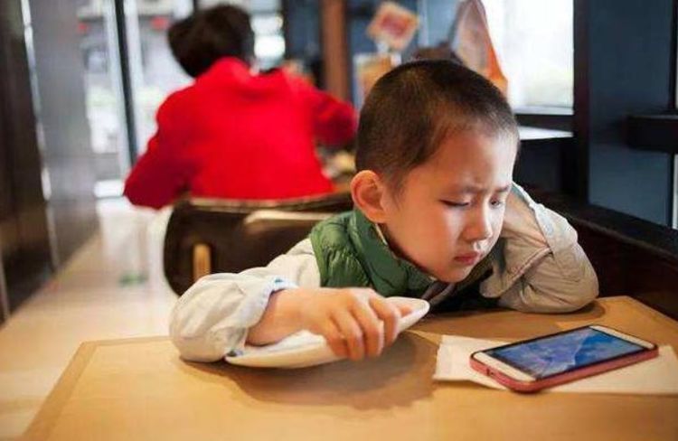  「孩子」这四个部位有肉的男孩，将来会很有福气，是天生的福相
