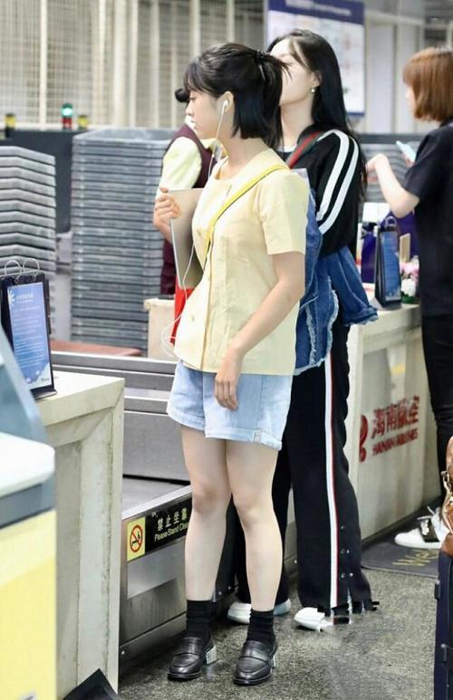 沈月机场终于穿短裤秀腿了，竟还搭配了一双高筒袜，更是毁全身