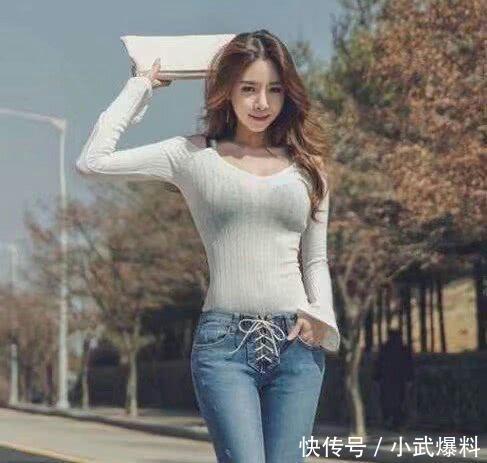 牛仔裤在不经意间增强了身形的曲线，同时达到极致显瘦的效果