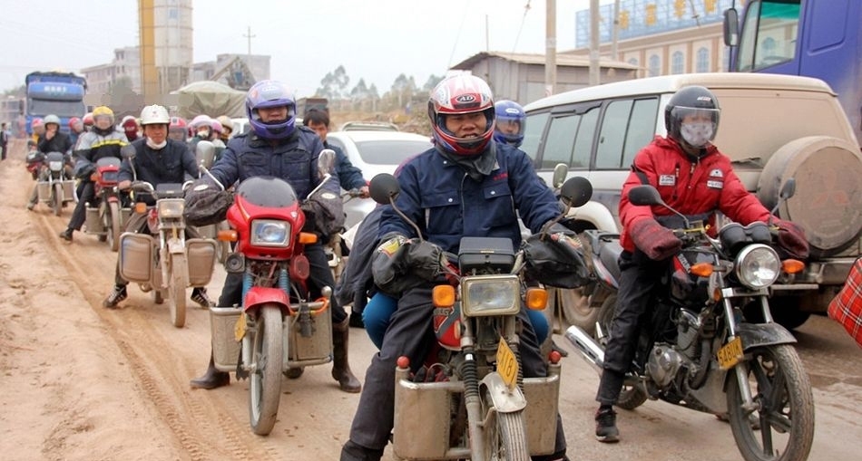  「摩托车」天寒地冻，农民工骑摩托回家，专家不解，面包车又不