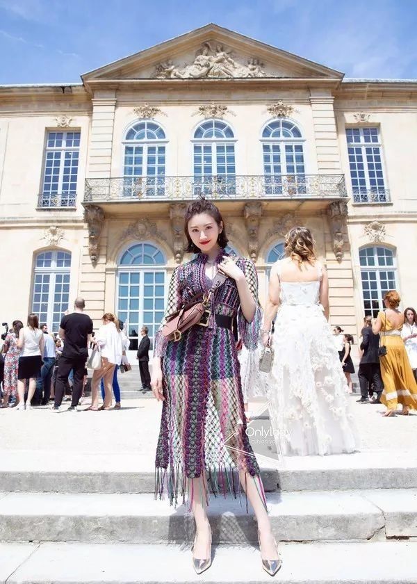 迪奥究竟有什么魔法让景甜如此着迷?