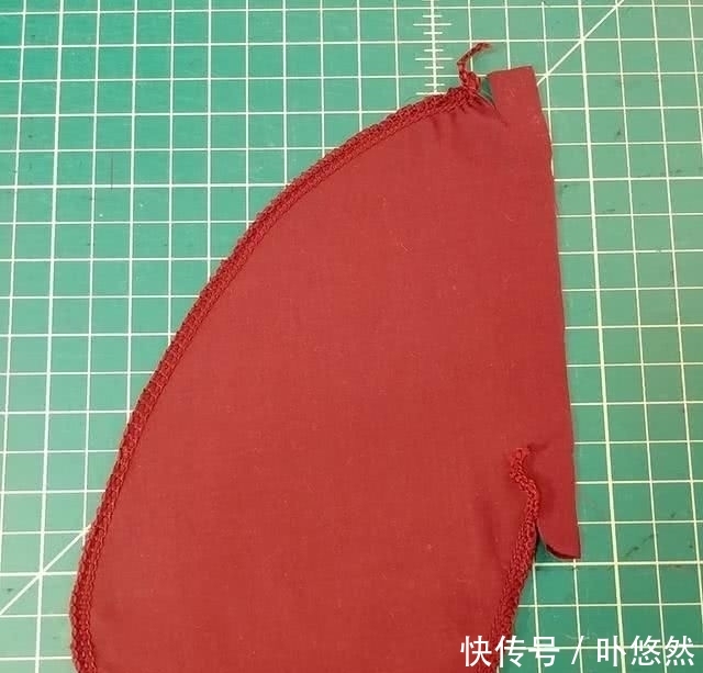 『添加』礼服这样设计才独具一格,原来是从胸前添加褶皱,更加立体有质感