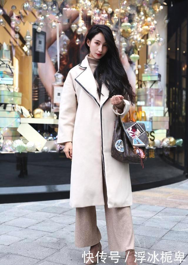  【美女】街拍小姐姐穿粉衬衣清凉上街，自信的女人最性感