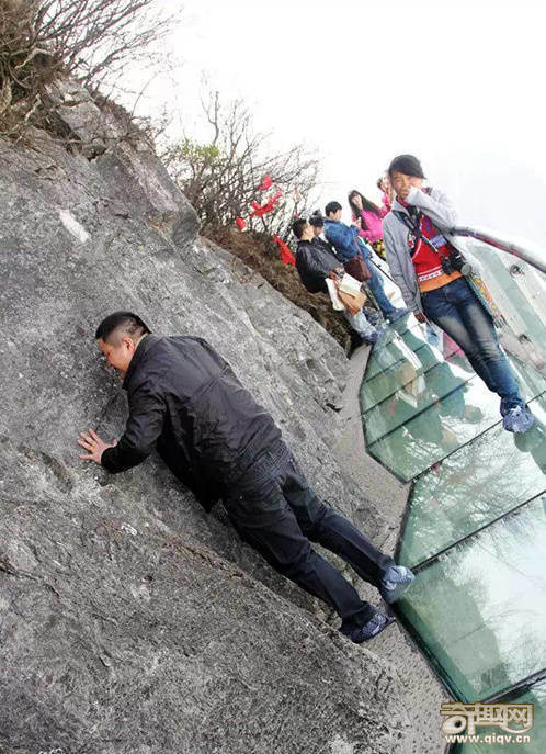 世上最长全透明玻璃桥开放!美女吓尿说：谁背我过去，就嫁给他！